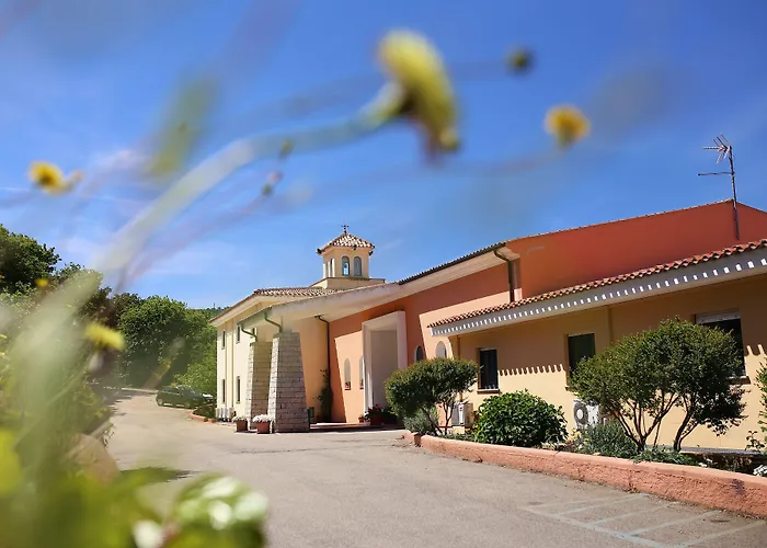 Hotel Con Piscina Pausania Inn