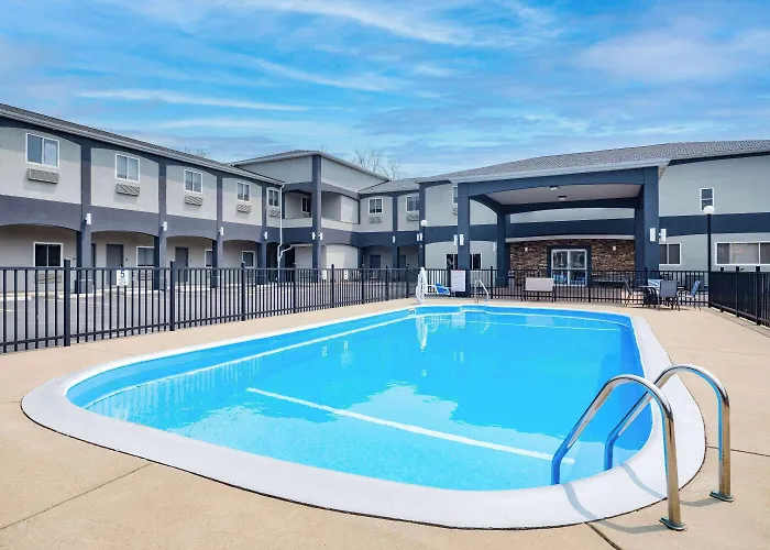 Days Inn & Suites By Wyndham /Buffalo