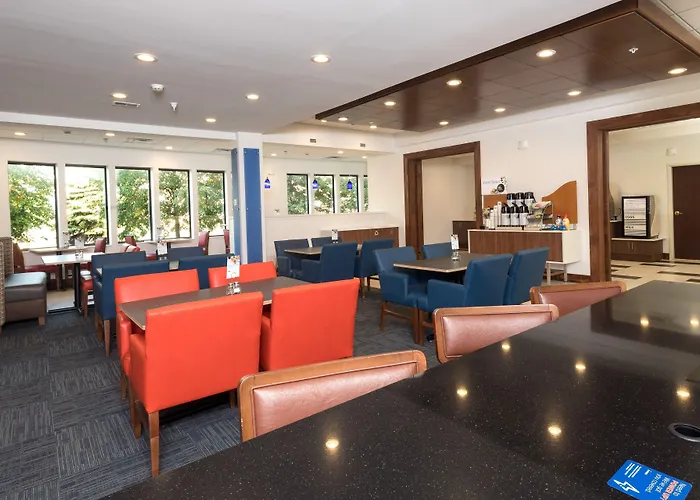 Holiday Inn Express Hotel & Suites Detroit-Utica By Ihg