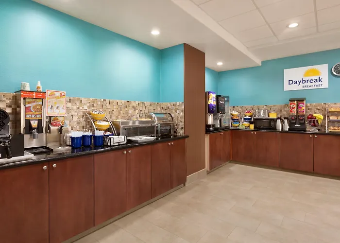Days Inn & Suites By Wyndham San Antonio Near Frost Bank Center
