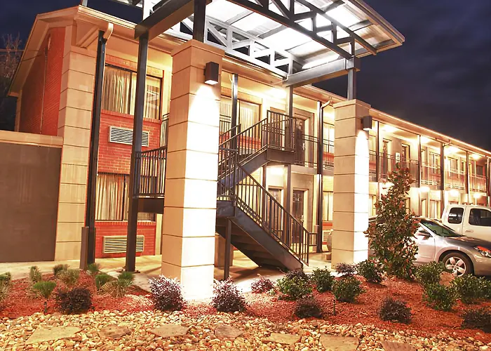 12 Oaks Hotel