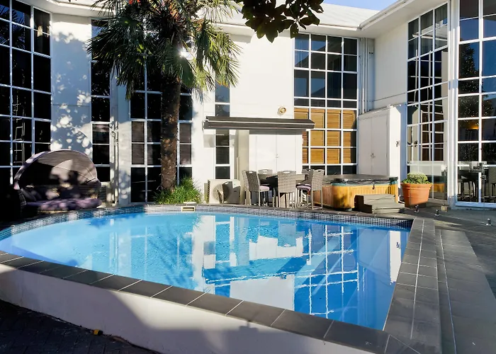 Hotels with pool Pavilions