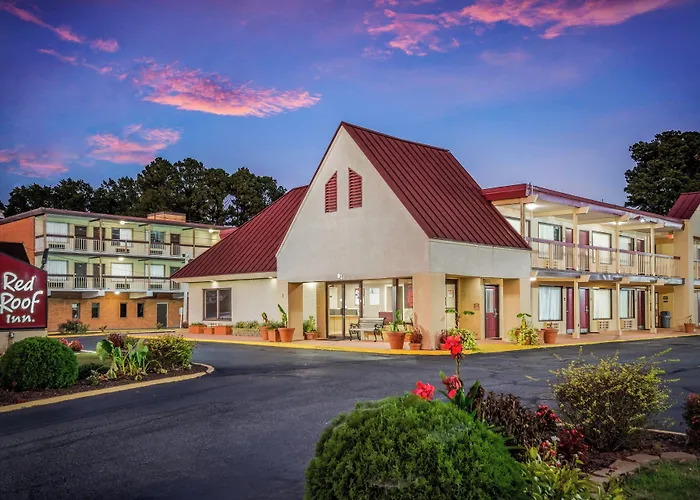Hotel with pool: Red Roof Inn Williamsburg