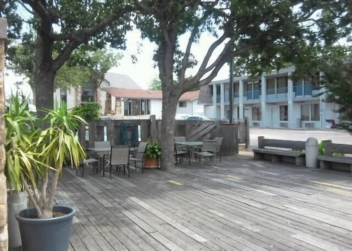 Quail'S Nest Inn & Suites