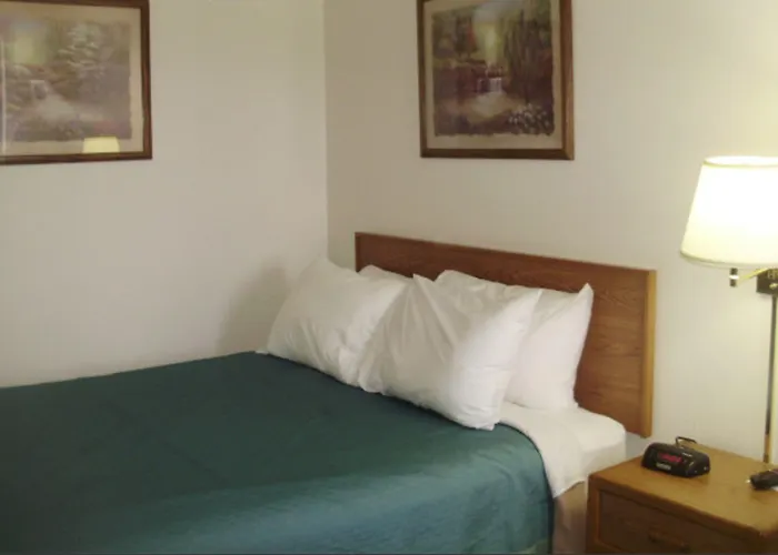 Quality Inn & Suites Warren
