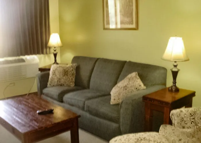 Quality Inn & Suites Warren
