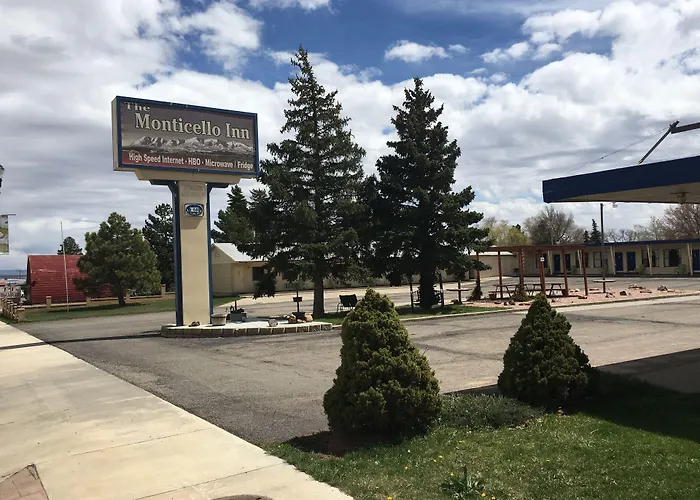 Motel: The Monticello Inn