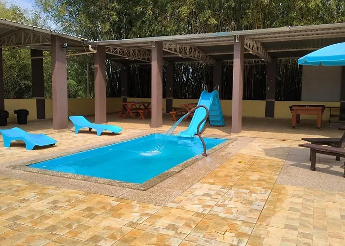 Chácara charmosa com piscina, campo de futebol