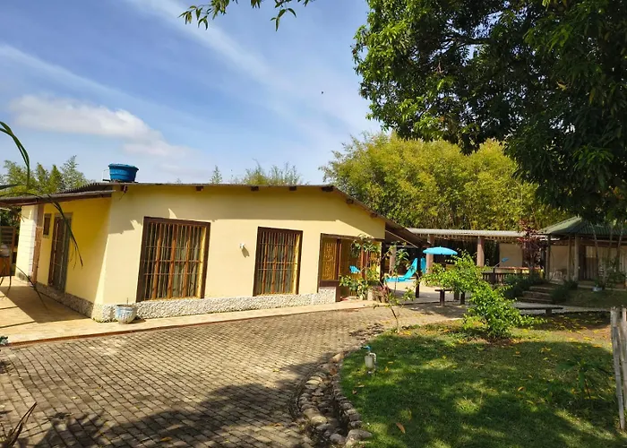 Chácara charmosa com piscina, campo de futebol