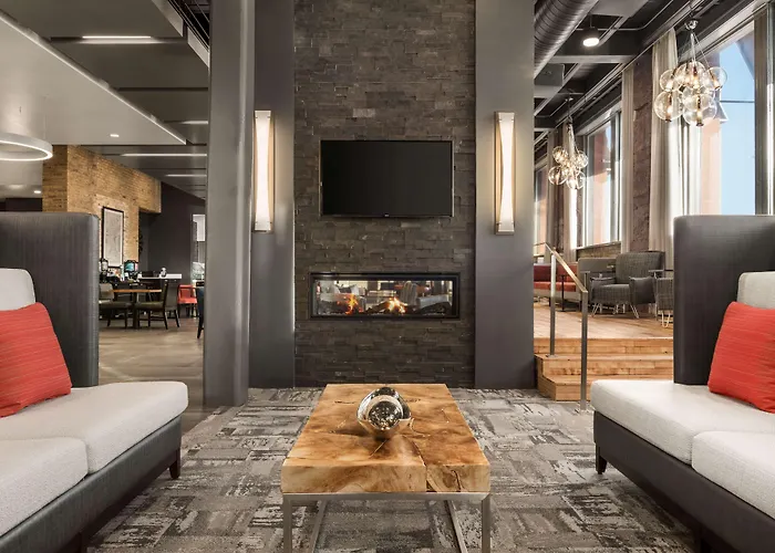 Central hotel: Homewood Suites By Hilton Milwaukee Downtown
