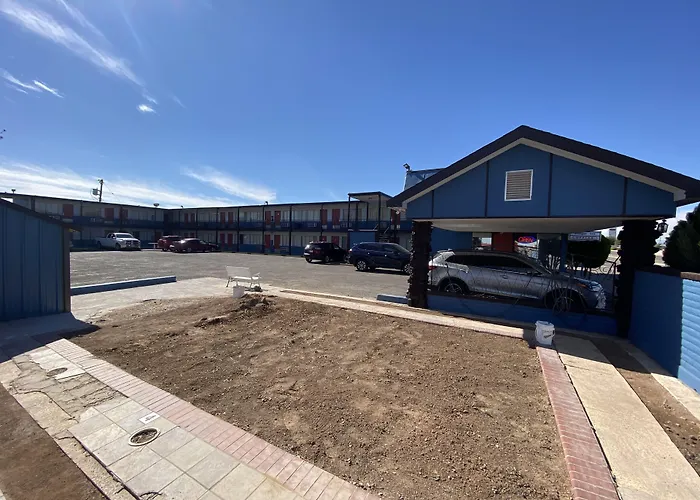 Motel: Budget Inn