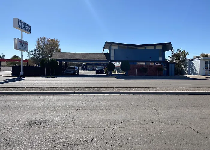 Motel: Budget Inn