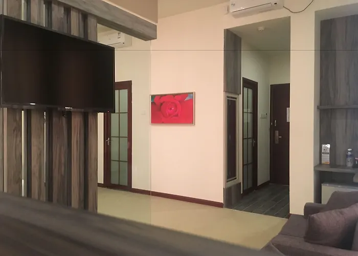 Green Rose Hotel