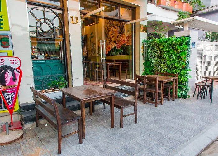 Hotel near College: Amona Hotel