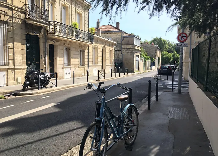 Hôtel pour familles: C'est une maison bleue - a blue lodge in Bordeaux