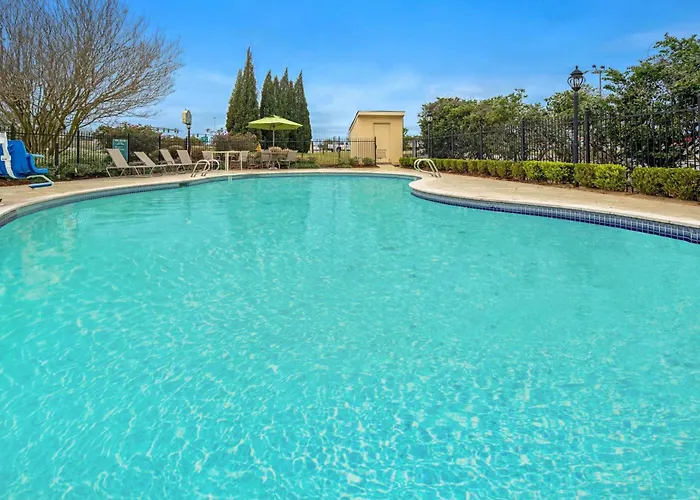 Pet Friendly hotel: La Quinta By Wyndham Baton Rouge Siegen Lane