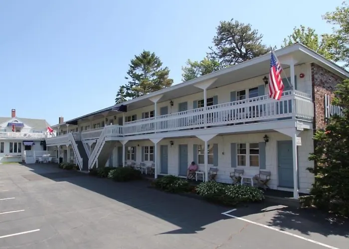 Holiday House Inn &