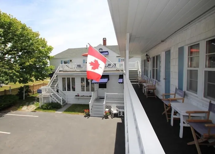 Holiday House Inn &