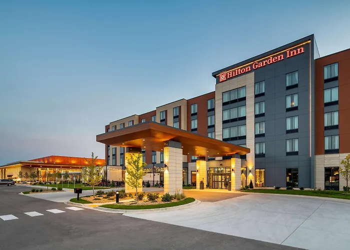 Hotel with pool: Hilton Garden Inn Milwaukee Brookfield Conference Center