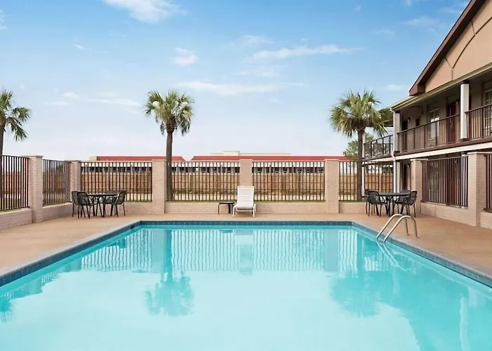 Motel: Super 8 By Wyndham Gulfport Airport Nw Near Biloxi