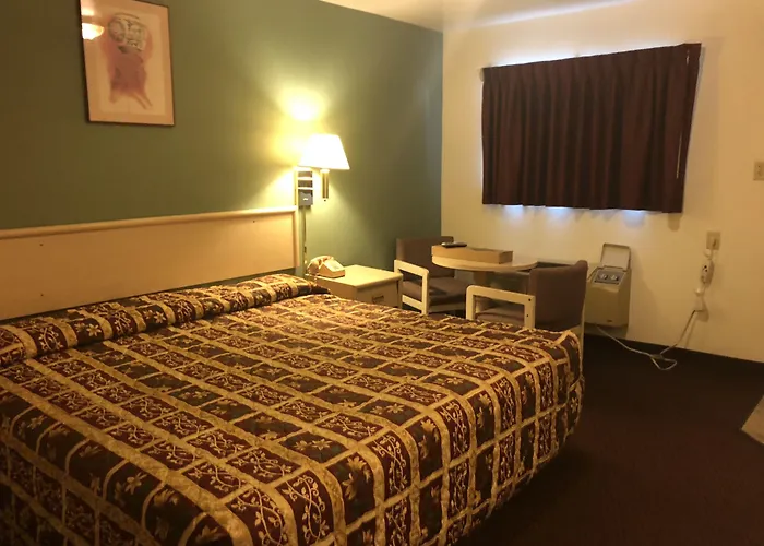 Motel: Travelodge By Wyndham Farmington