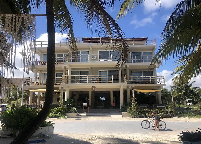  Noah Beach & Suites