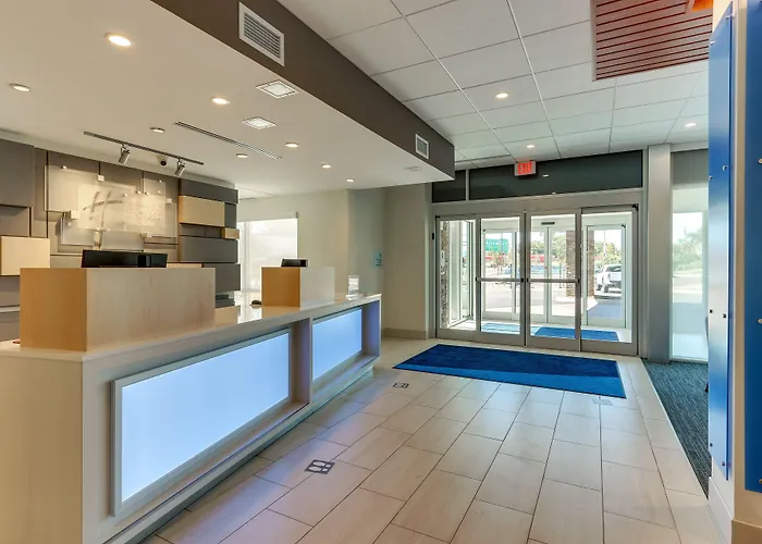 Holiday Inn Express & Suites - Roanoke - Civic Center