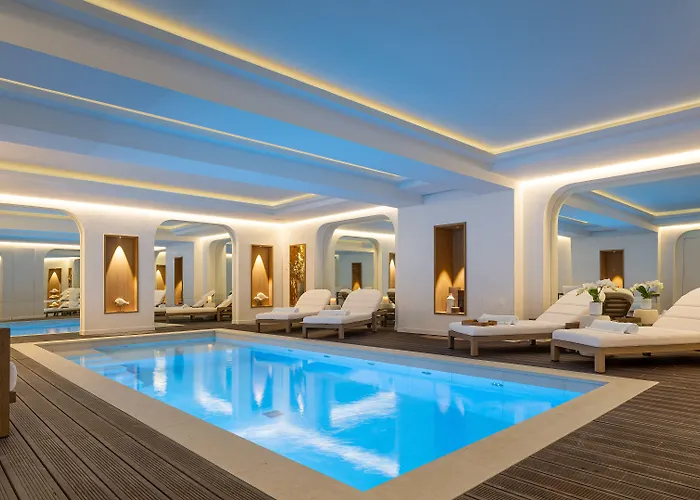 Hotels with pool Black Door