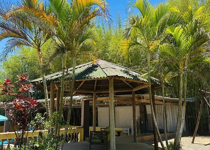Chácara charmosa com piscina, campo de futebol