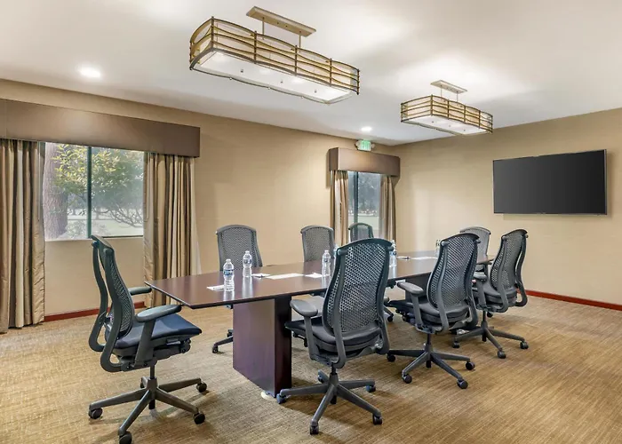 Best Western Plus Plaza By The Green