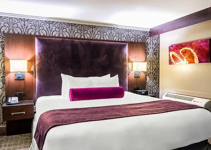 Hotels with pool Oasis And Conv Center, An Ascend Collection