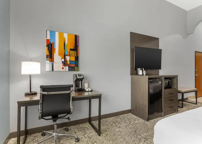 Best Western Plus New Caney Inn & Suites