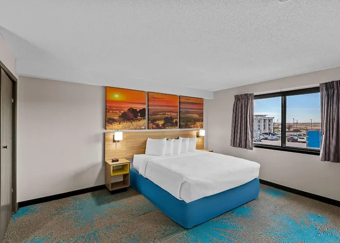 Days Inn & Suites By Wyndham Des Moines Airport