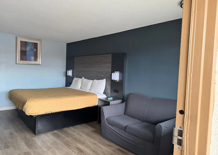 Airport Hotel: Red Carpet Inn & Suites - Danville