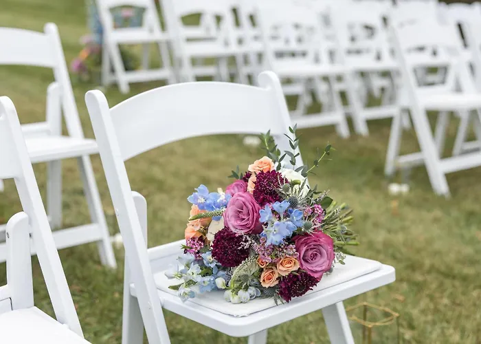 Hotel with pool: Embassy Suites By Hilton Milwaukee Brookfield