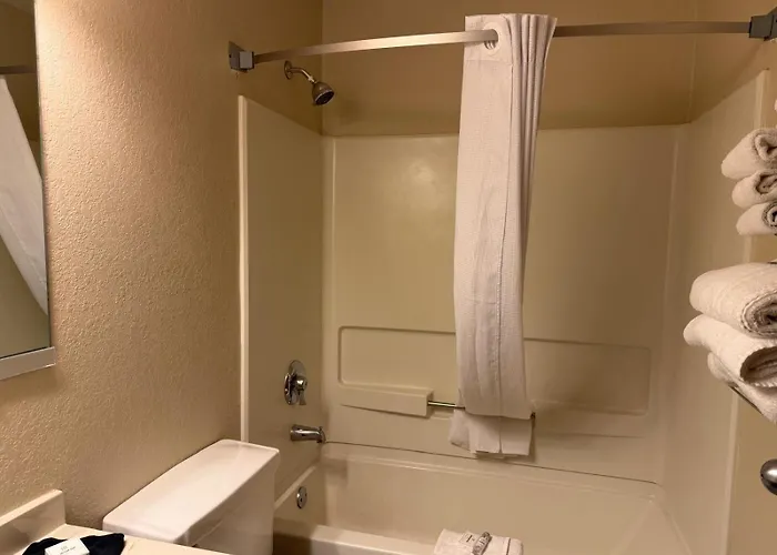 Cassville Four Seasons Inn & Suites