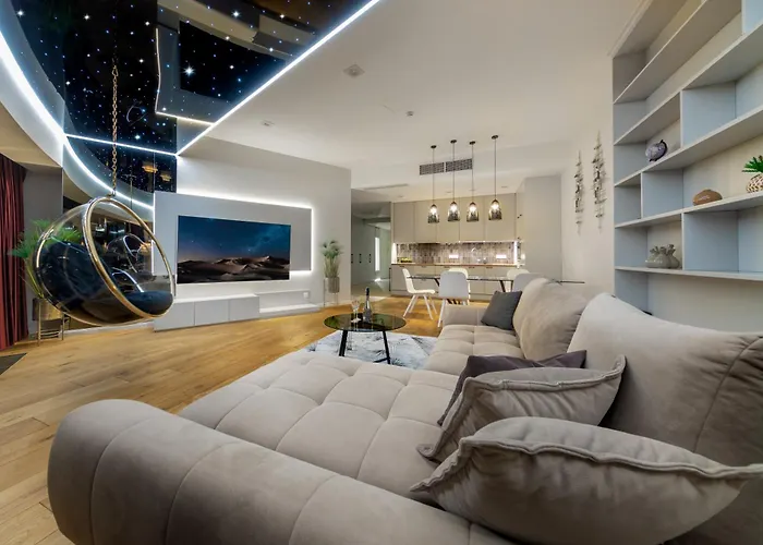 y Sky Tower Z Jakuzzi Przy Oknie By Bqqk