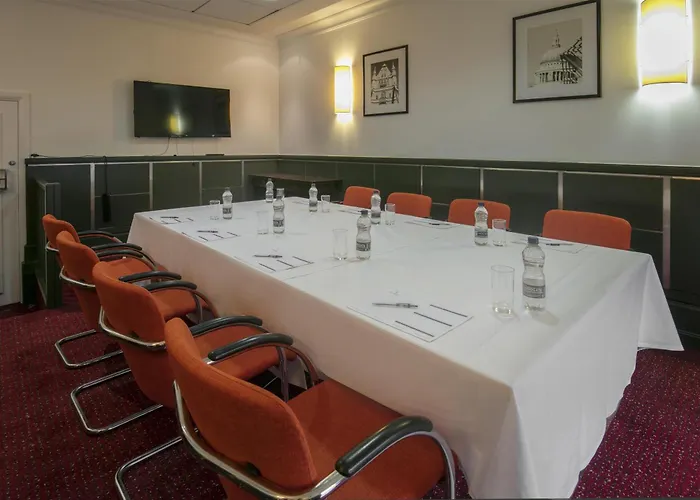 Family Hotel: The Crown London Hotel, Cricklewood North West London, Worldhotels Distinctive
