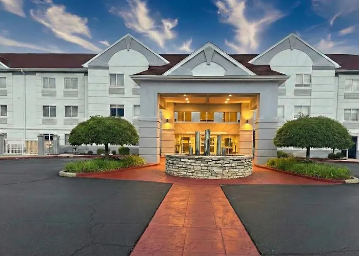 Pet Friendly hotel: Holiday Inn Express Hotel & Suites Port Clinton-Catawba Island By Ihg
