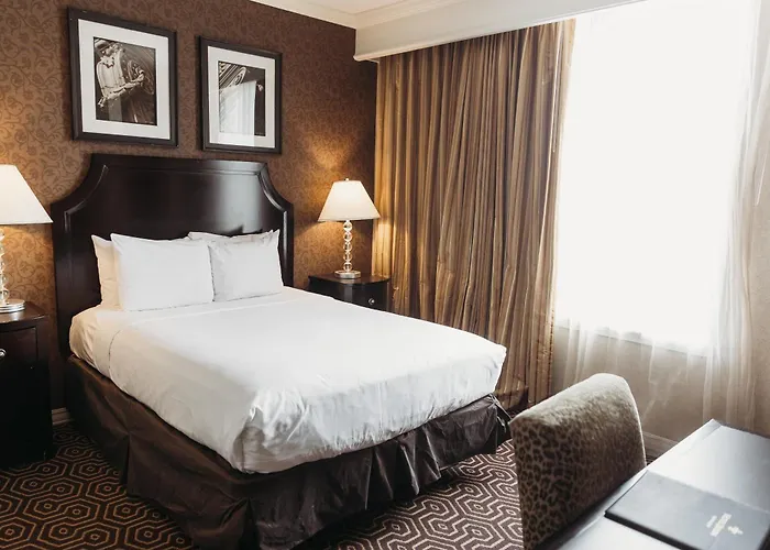 Beach hotel: Hotel Julien Dubuque