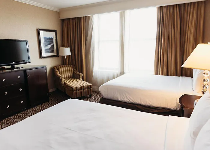 Beach hotel: Hotel Julien Dubuque