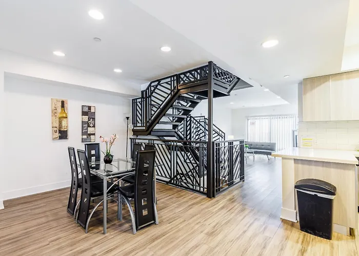Pet Friendly hotel: Sunset Boulevard Apartments