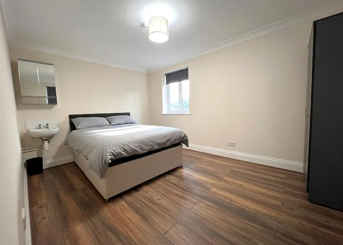 Atherley House - Winter Sale! Spacious Self Catered Rooms