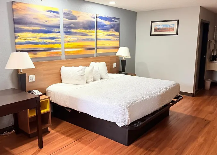 Days Inn & Suites By Wyndham Winnie