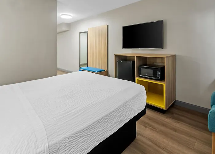 Days Inn & Suites By Wyndham Desoto
