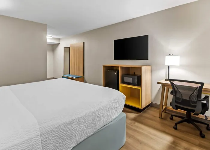 Days Inn & Suites By Wyndham Desoto