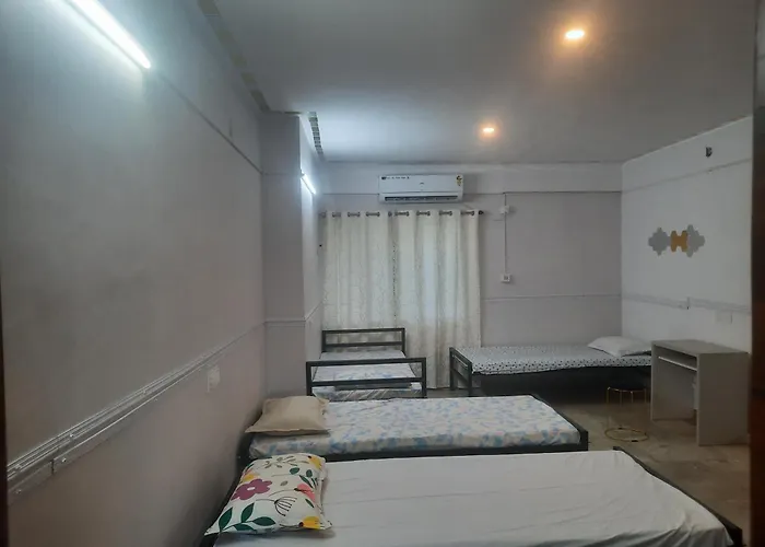 Little While Elitz-Budget & Backpacker Friendly Micro Hotel-Near Metro