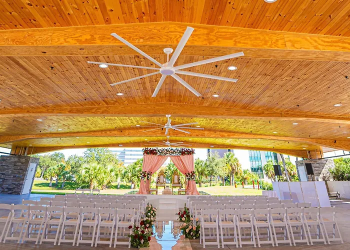 Hotel with pool: Doubletree By Hilton At The Entrance To Universal Orlando