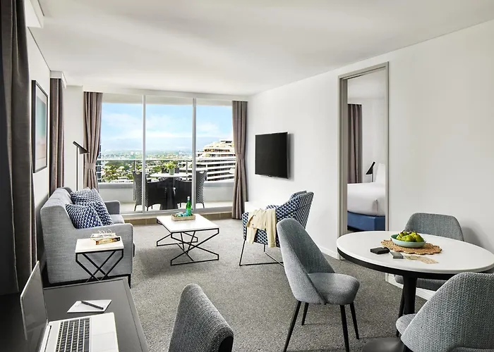5 star hotels Meriton Suites Broadbeach