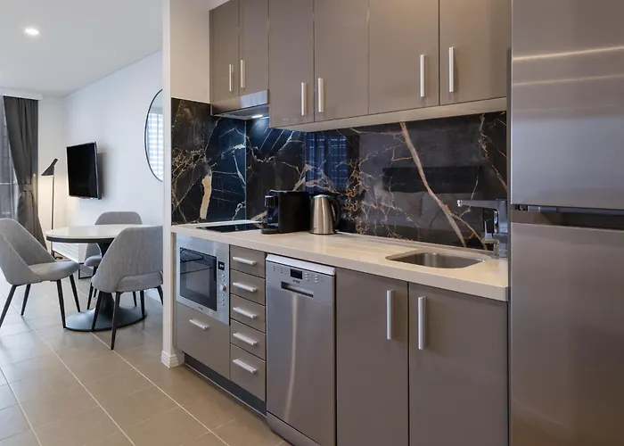 5 star hotels Meriton Suites Broadbeach